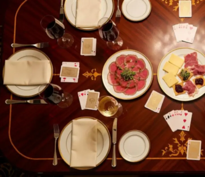 Degustační menu a pokerový stůl v elegantní restauraci