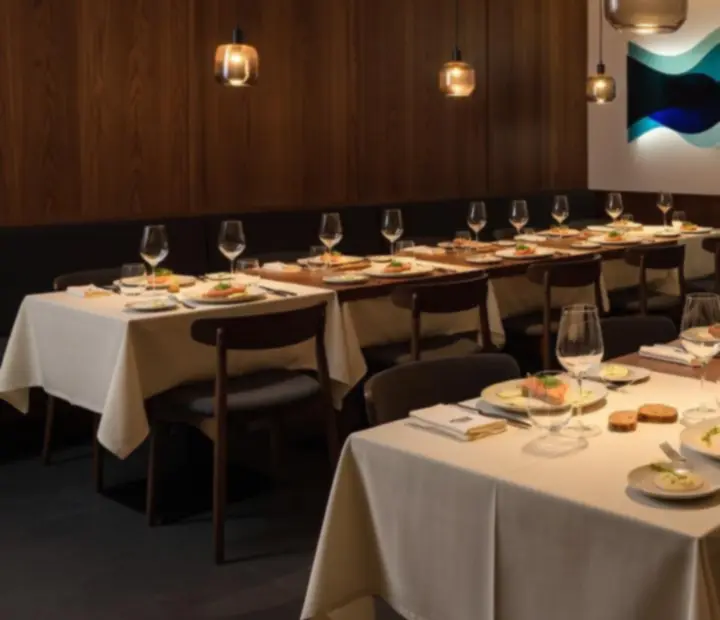 Atmosférický interiér moderní gastronomické restaurace připravený na večerní event